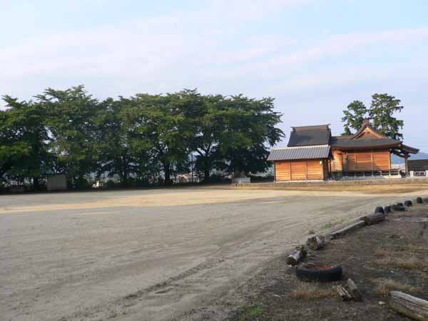 グラウンドから東方向に見る八坂神社と鹿島宮