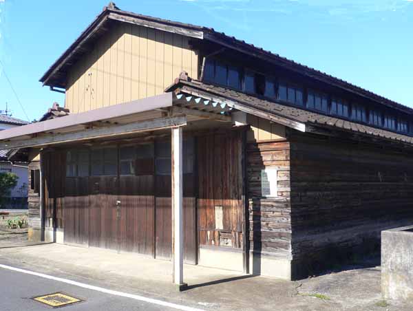 静寂に構え建つ飼育所の活況の呈したあの頃を語ってくれよと願う俺の心うち。